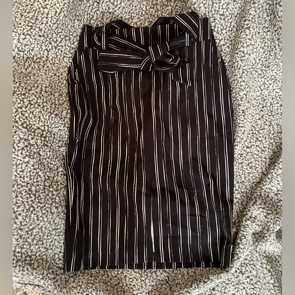 Pencil skirt Apt. 9 Size:8 Black & white vertical striped w/slight front slit 🖤